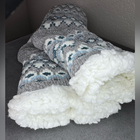 Muk Luks Slip On Cozy Gray and White Knit Slipper Socks - Picture 5 of 5